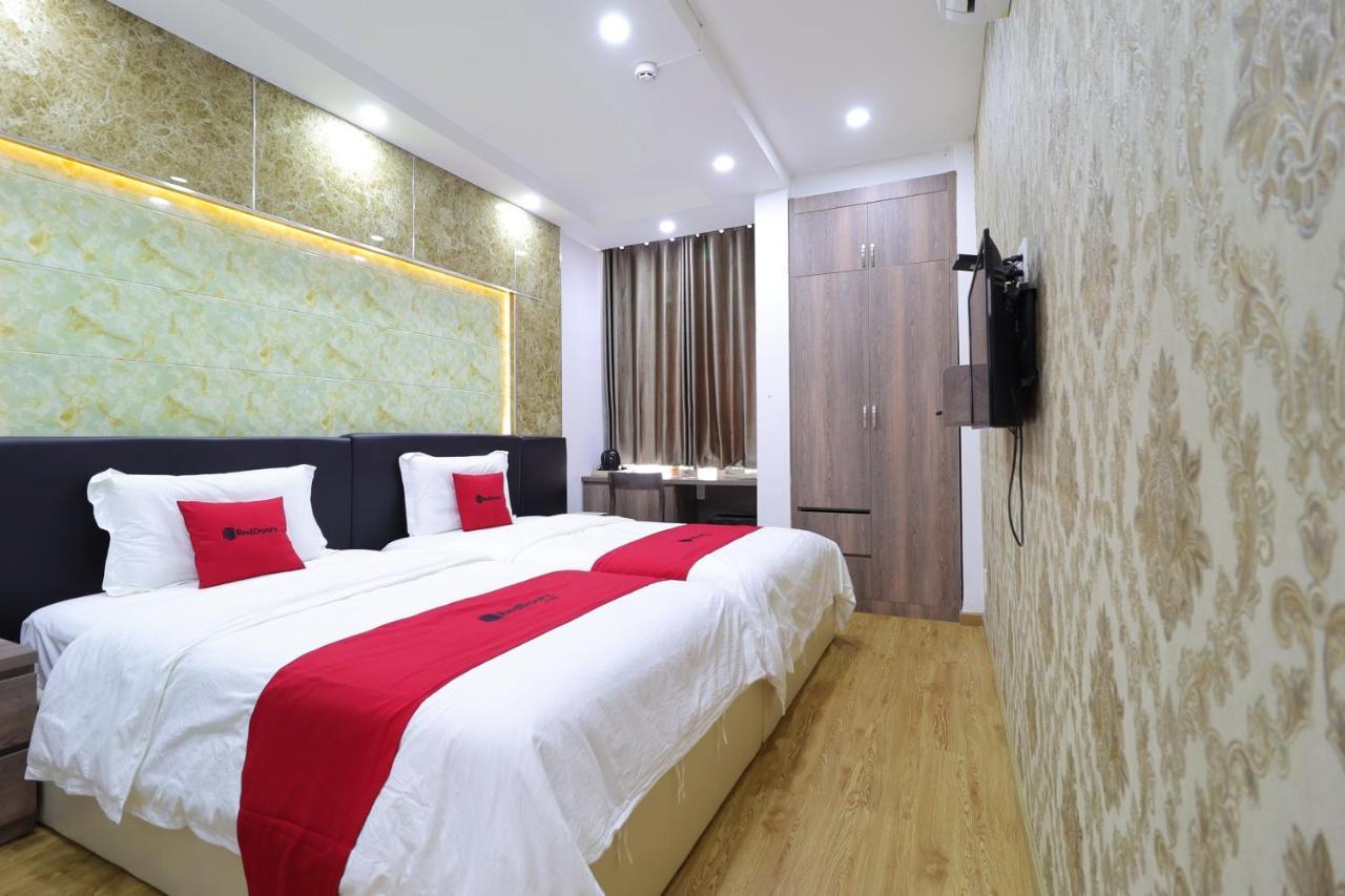 RedDoorz Plus Vienna Hotel Ho Chi Minh-stad Buitenkant foto